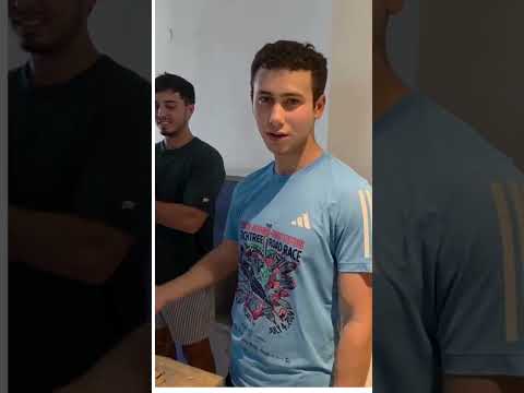 4 חיילים בודדים מקבלים מוצרי חשמל לדירתם השכורה ברעננה 